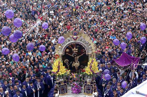 Procesión del Señor de los Milagros en Lima, fieles con hábitos morados