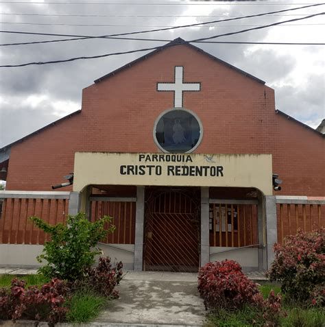 Fachada de la Parroquia Cristo Redentor y comunidad reunida