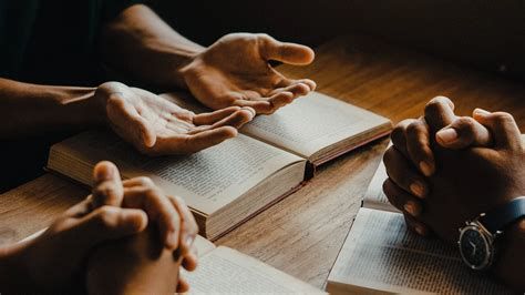 Estudio bíblico y oración en la comunidad cristiana