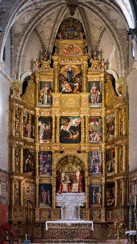 Retablo mayor de la Parroquia San Juan Bautista con sus pinturas y esculturas