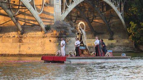 Paseo fluvial Virgen del Carmen con el Guadalquivir y monumentos religiosos