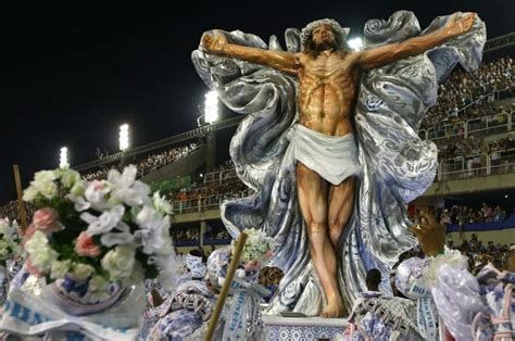 Carroza temática de Jesucristo durante festividades