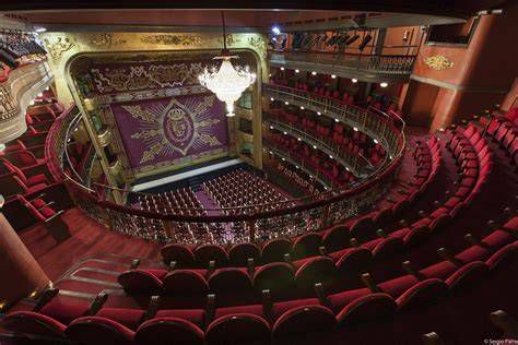 Teatro Español - sala principal con féretro y coronas