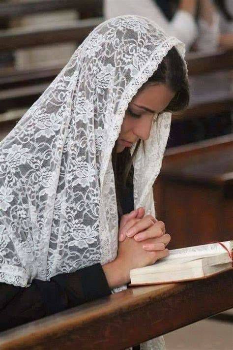 mantilla en la iglesia, mujer rezando con velo