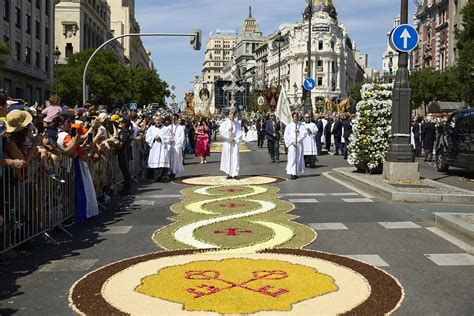 Procesión de Corpus Christi con banda interpretando la Marcha Real