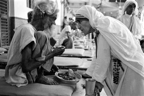 Madre Teresa en su labor con los pobres de Calcuta