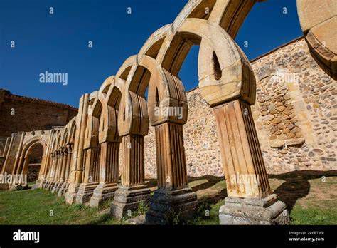 Claustro de San Juan de Duero - arcos y capiteles