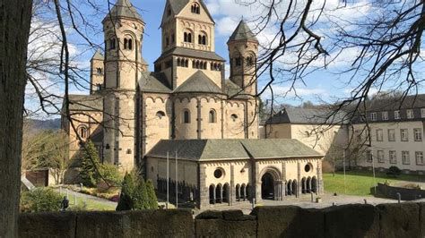 Vista general de la abadía benedictina de Santa María de Laach con sus torres y arquitectura románica