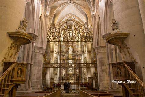 Vista interior del coro oriental y altar mayor de la abadía