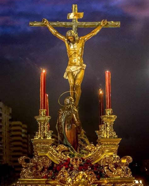 Imagen del trono del Cristo de Mena y costaleros