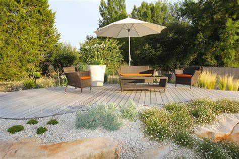 vue du jardin d'un rez-de-jardin avec terrasse
