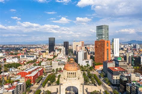 vista panorámica del cerro y la ciudad con la estatua en primer plano