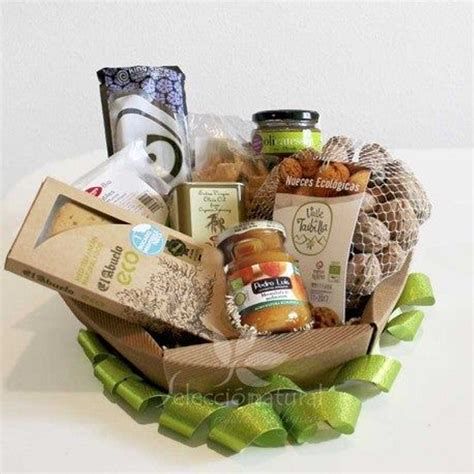 cesta de navidad solidaria con productos de comercio justo