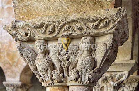 Capitel románico con iconografía de animales fantásticos en Santa Eulalia de Colloto