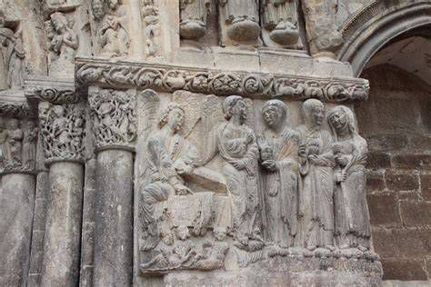 Escultura románica con bestiario y escenas simbólicas