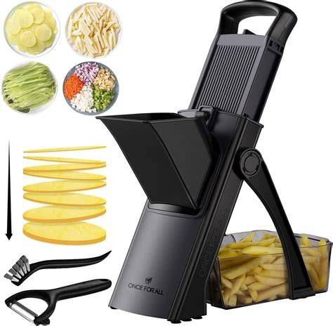 Proceso de limpieza y corte de papas para freír