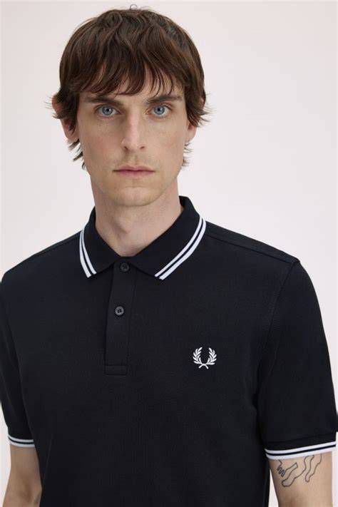 Estatua de Fred Perry frente al Court Central