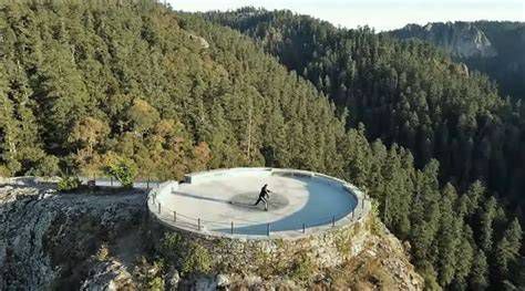 Recreación artística de la peña del prado y el resplandor en zigzag hacia el cielo