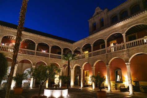 claustro de convento histórico en Granada