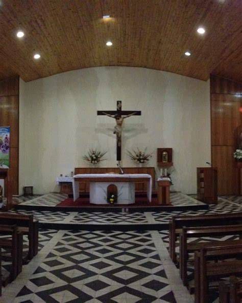 Interior de la parroquia Santa Luisa de Marillac durante una catequesis