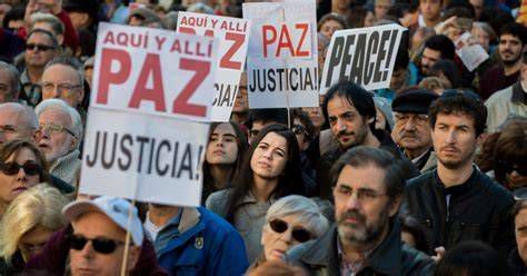 Manifestación por la paz - activistas con pancartas