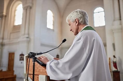 Sermón en una iglesia - sacerdote predicando