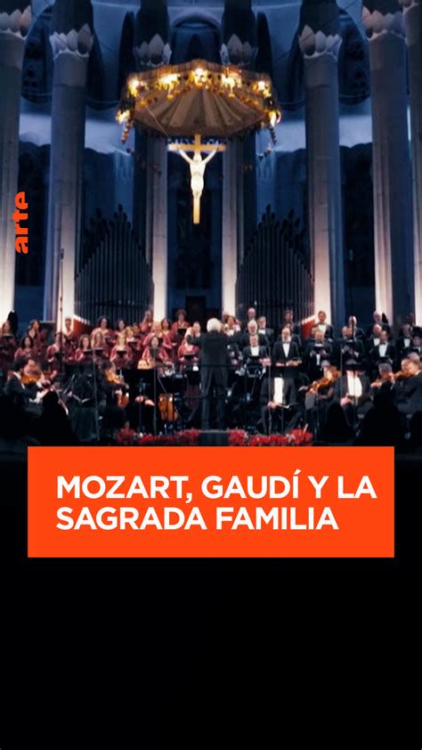 partitura y coro interpretando el Requiem de Mozart