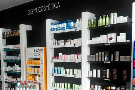 Estanterías con productos de dermofarmacia y cosmética
