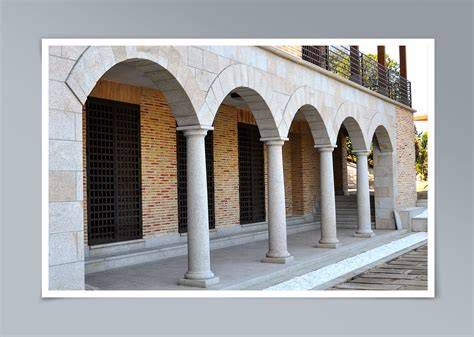 Patio con columnas y arcos del Hospital de la Misericordia