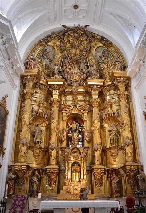 Retablo mayor barroco con columnas salomónicas