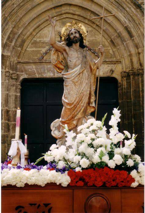 Procesión tradicional con el Cristo Resucitado en pueblo malagueño