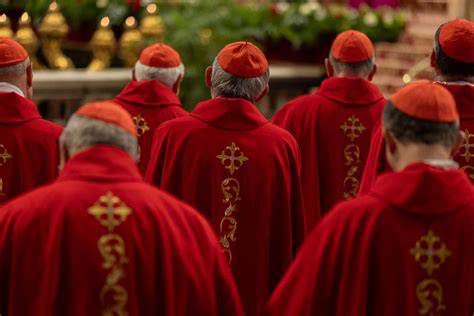 Cardenales en oración durante el cónclave