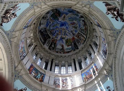 Vista interior de la cúpula semiesférica de la capilla mayor con vitrales y decoración estrellada