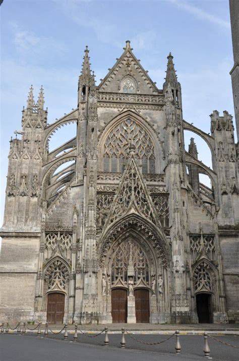Fachada de la abadía de la Trinidad en Fécamp, detalle de torres góticas