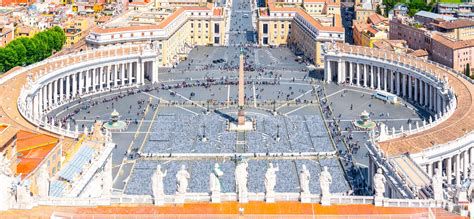 Procesión en la Plaza de San Pedro durante la misa de apertura del Concilio Vaticano II