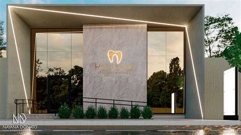fachada de clínica dental en centro urbano