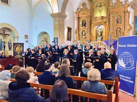 Portada del programa Lux Aeterna - banda y coro en escenario de iglesia