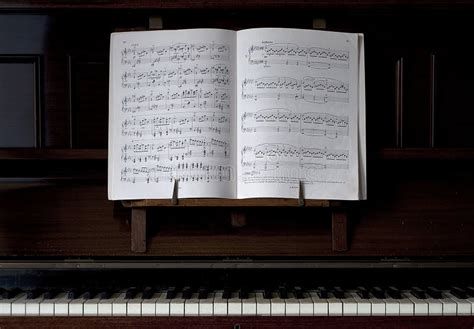 Partitura abierta y atril durante ensayo de marcha procesional