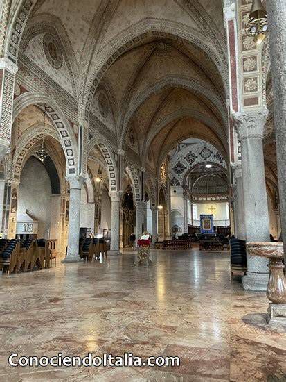 Trazado interior de la iglesia de Santa María en Cervo, con sus doce arcos barrocos