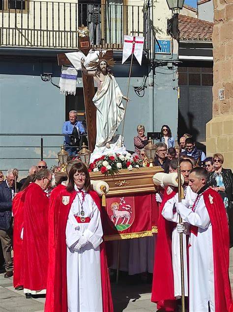 Foto procesión del Resucitado entrando en la parroquia de Santa Bárbara