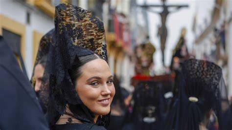 mujeres con mantilla durante la procesión