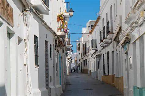 calle céntrica de Conil durante la Semana Santa