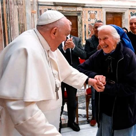 foto simbólica de Sor Geneviève junto al Papa en audiencia (momento de amistad)