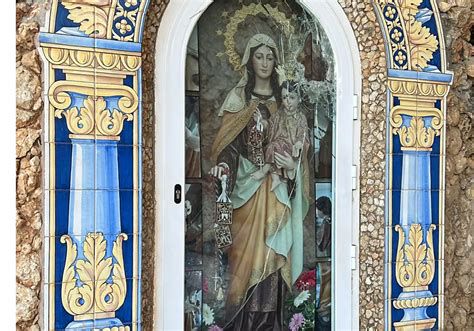 Fotografía detallada del Peirón con la hornacina y la imagen de la Virgen del Carmen
