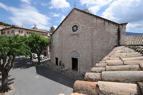 Fachada del Santuario della Spogliazione en Asís