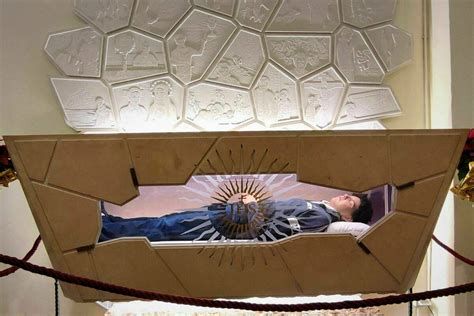 Interior del Santuario con el monumento sepulcral de Carlo Acutis