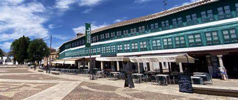 Plaza Mayor de Almagro con arquitectura tradicional y color almagre