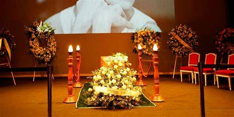 Capilla ardiente con velas y flores