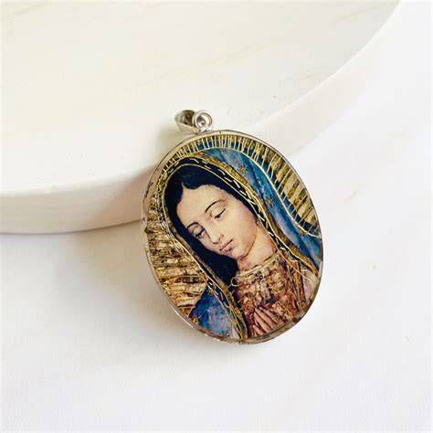 medallas de la Virgen de Guadalupe en distintos materiales