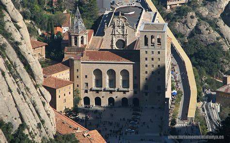 Panorámica aérea del monasterio de Montserrat y la montaña